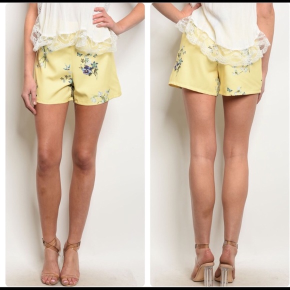 Pants - 🌼💛beautiful yellow floral shorts💛🌼